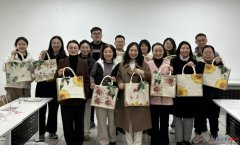 学院细心筹备了麻布包、粉饰图纸和丝巾等材料